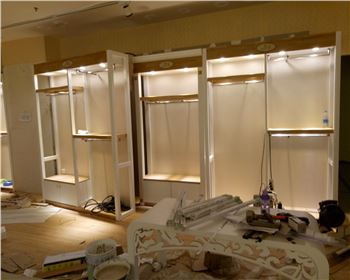 河南女裝展柜案例