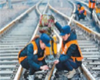 他們在寒風(fēng)中給鋼軌畫出“油尾巴”